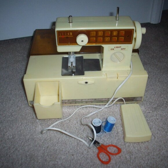 Easy Sew Kids Sewing Machine With Carrying Case Vintage (Tested Works) - Picture 6 of 6